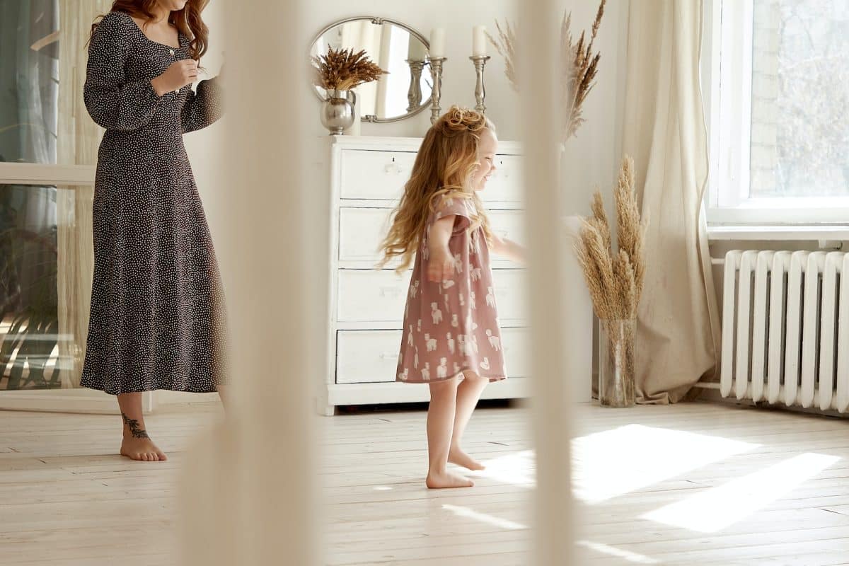 petite fille en robe avec sa maman