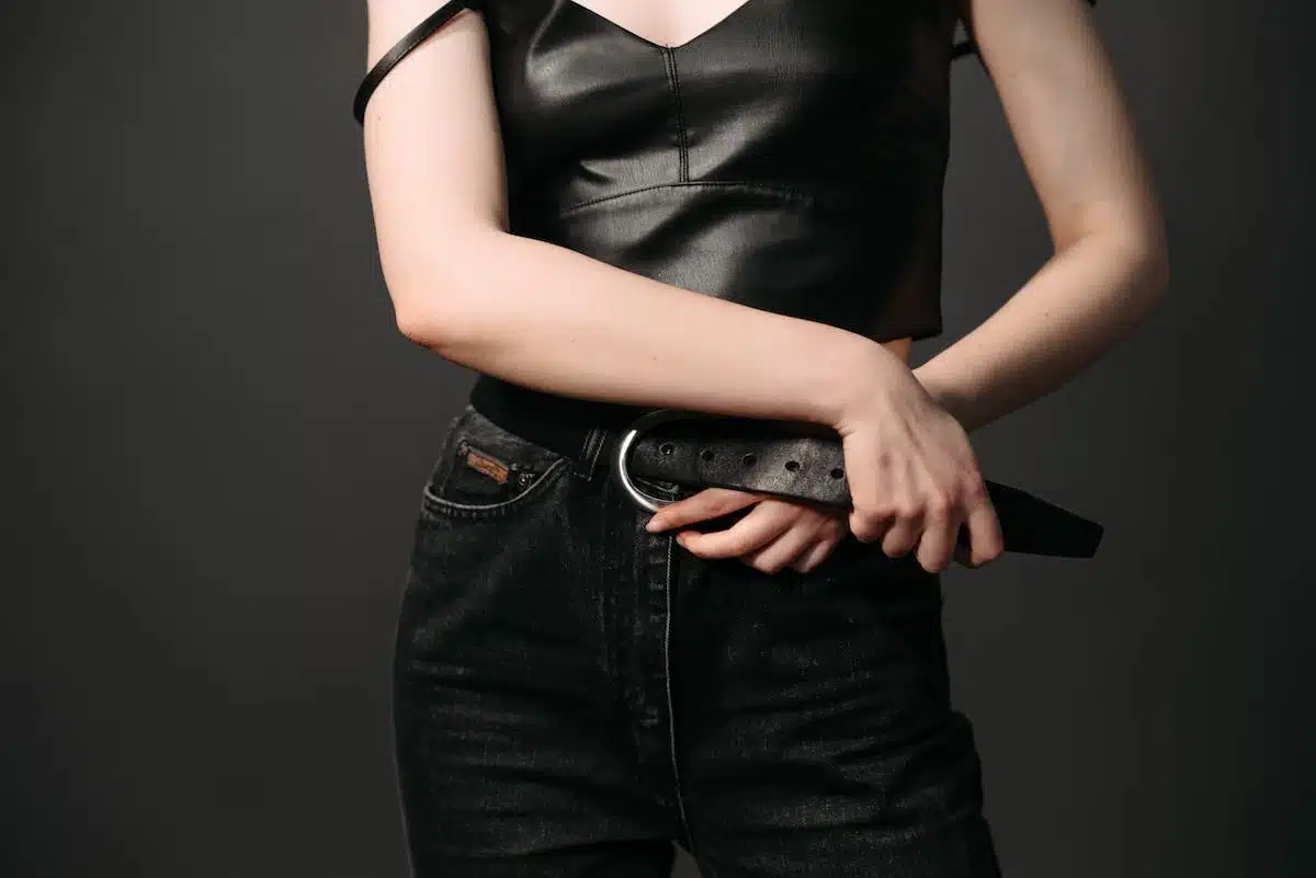 femme  ceinture