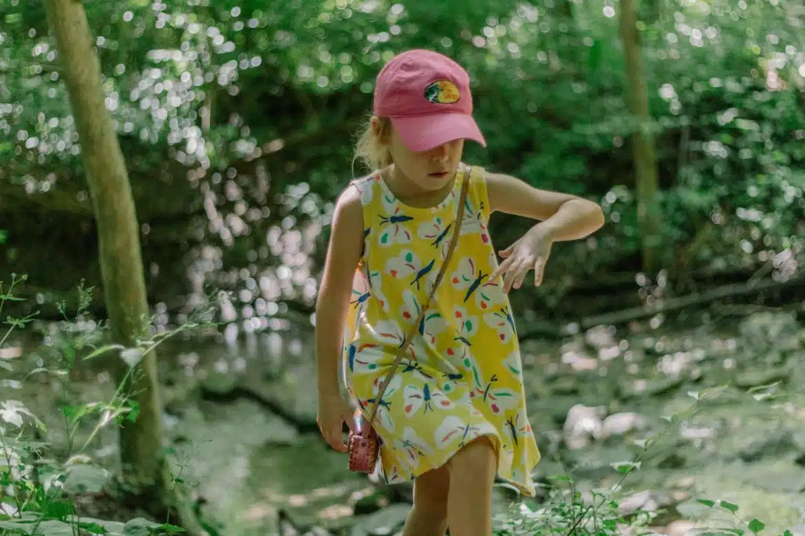 petite fille en robe d'été